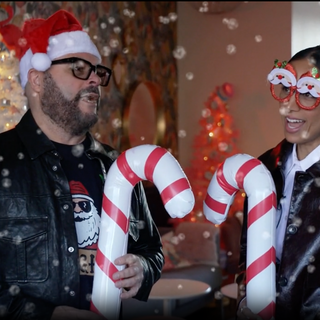 Tyler from the Barenaked Ladies on Etalk decorating cookies at Le Dolci